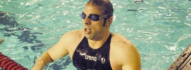 Ex-Weltmeister Warnecke gibt beim Jugend-Schwimmcup Autogramm
